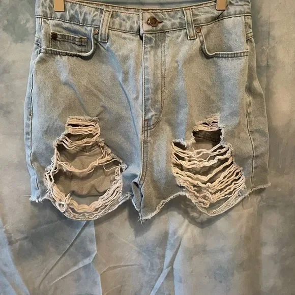 NASTY GAL • High Waisted Distressed shorts - Picture 5 of 9